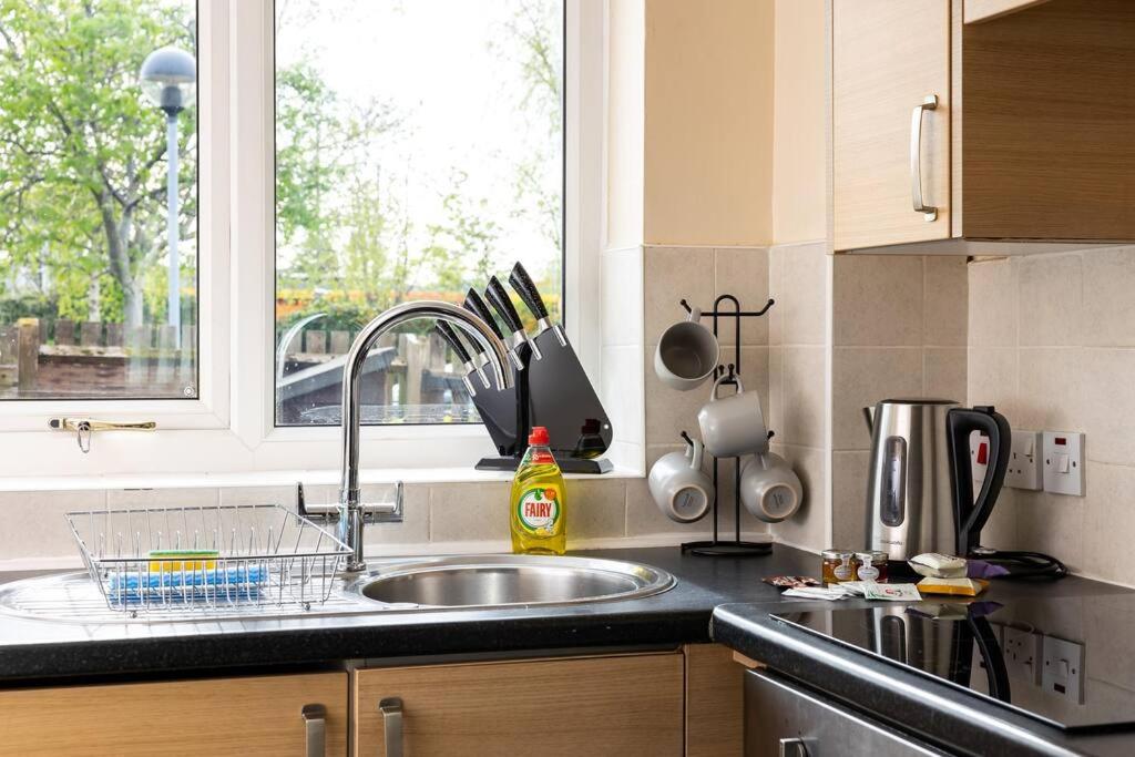 Beautiful House by Station with Private Parking - Chambres d’hôtes Cambridge