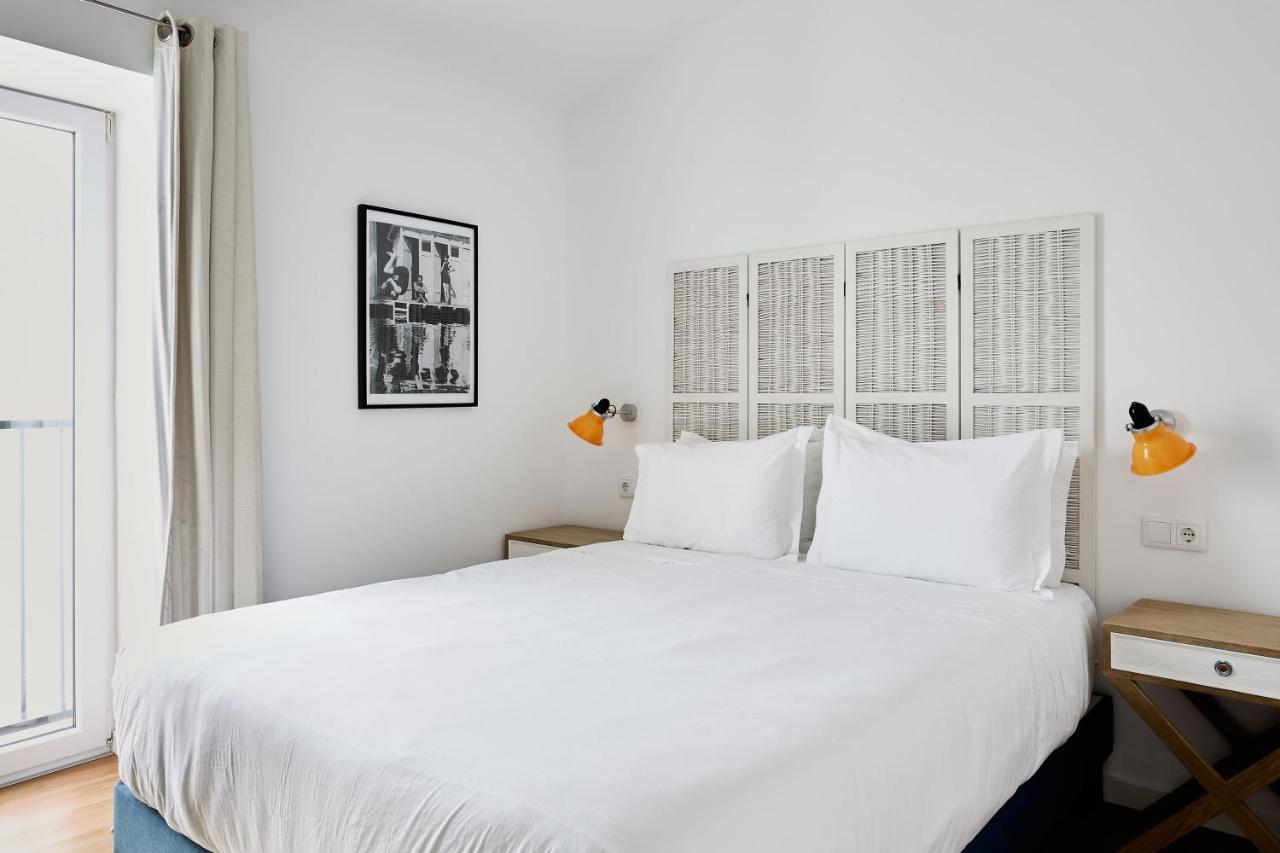 Suite con cama grande y vistas a la piscina