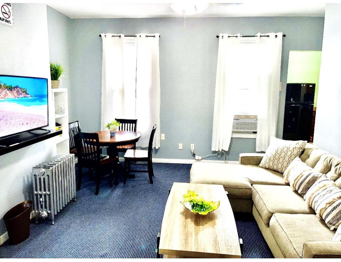 B&B Long Island City - 3 bedrooms 1 bath APT, 10 min to Manhattan! - Bed and Breakfast Long Island City