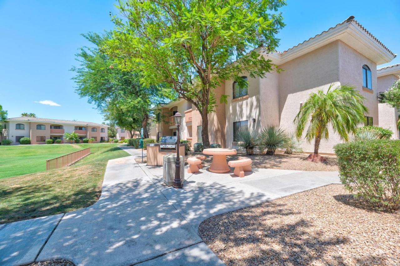 Comfy Condo with Heated Pool and Gym - Bed and Breakfast Phoenix