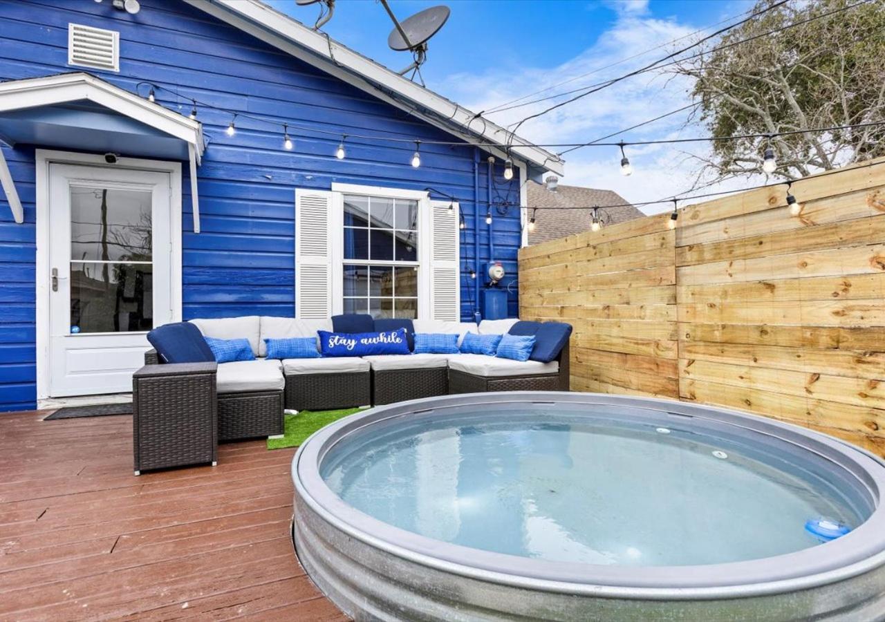 The Blue Oasis With Handicap Ramp Access Dog Friendly & Cowboy Pool - Chambres d'hôtes Galveston