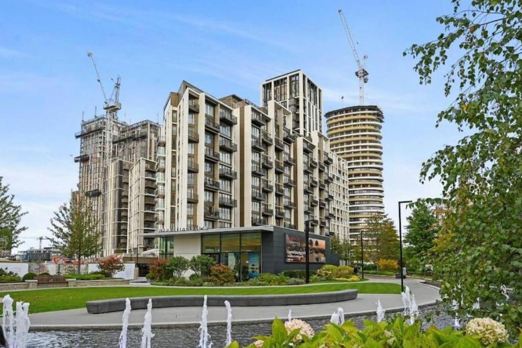 Luxury 2 Bed 2 Bath Modern Flat in White City London - B&B