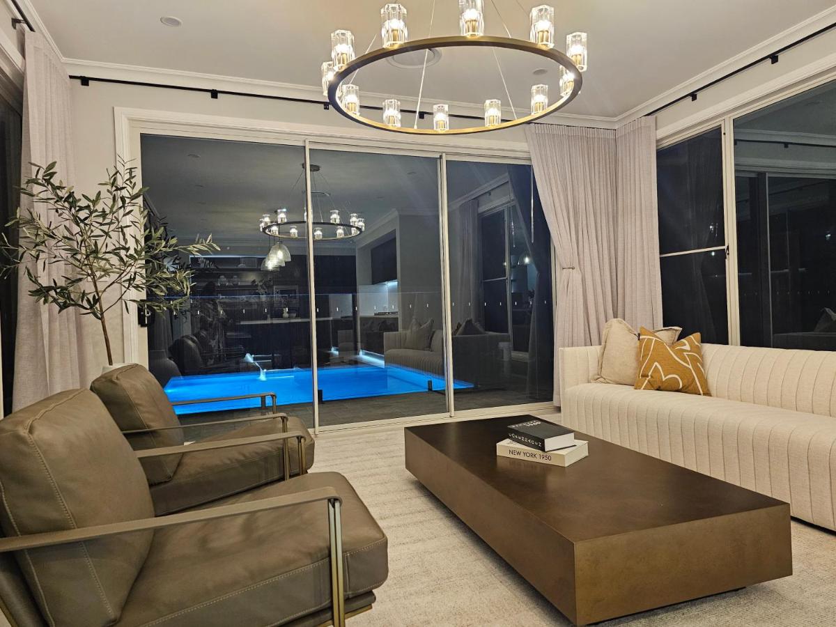 B&B Narellan - Luxury Hampton House with Heated pool - Bed and Breakfast Narellan