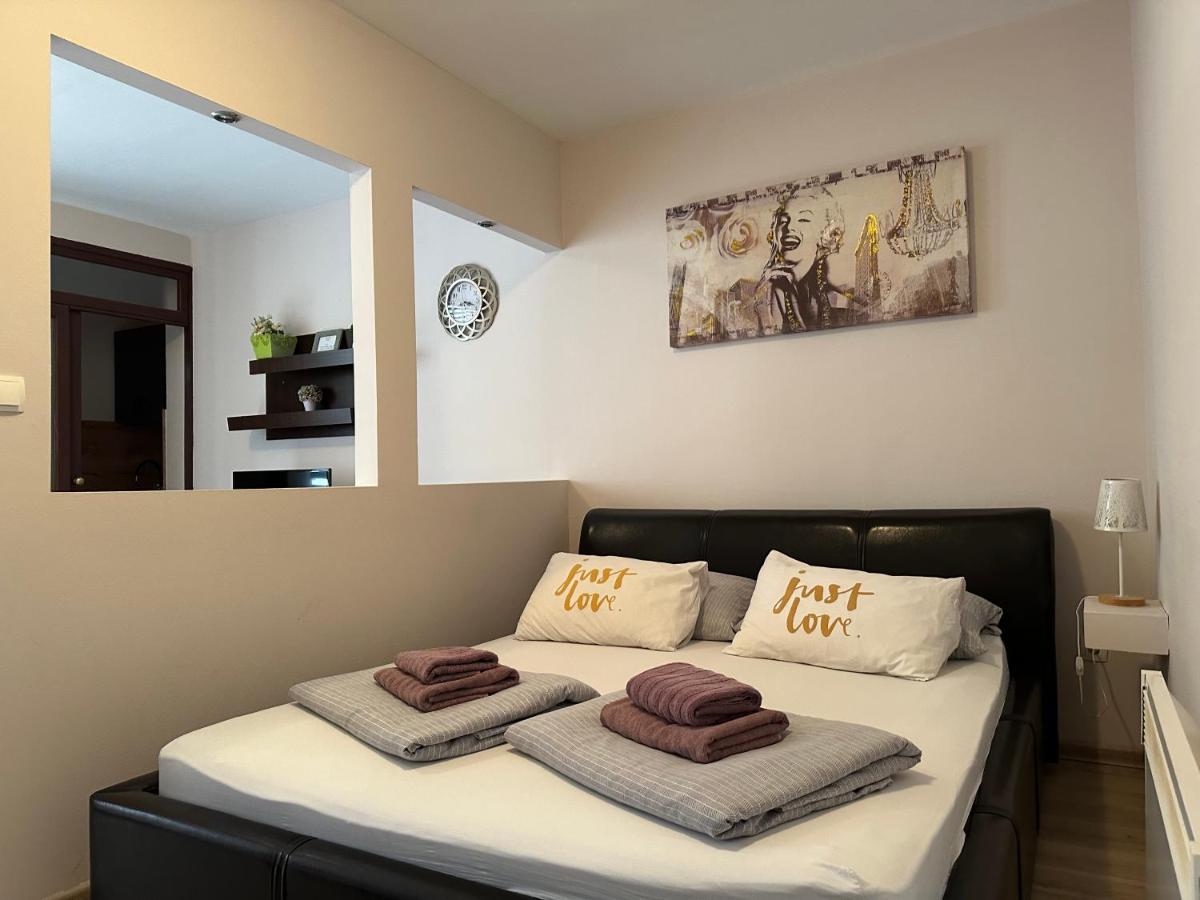 One-Bedroom Apartment with Balcony (5 Adults)