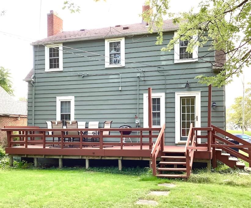 Cute 2 Bedroom Home - Huge backyard, near downtown! - B&B Cleveland