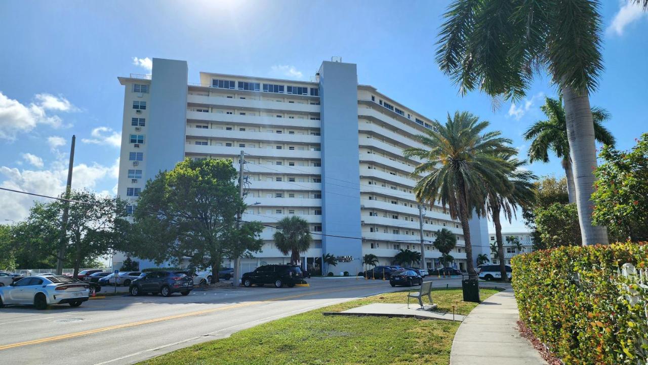 Bayfront Apartment Breathtaking Views- one bedroom w balcony- living room -Free Parking - Chambres d'hôtes Miami Beach