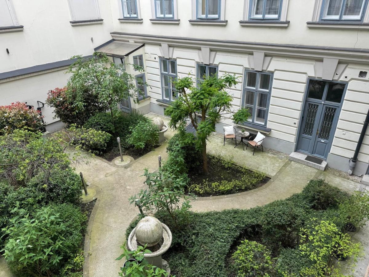 Hidden Gem with Terrace on the Andrássy Fashion Road - B&B