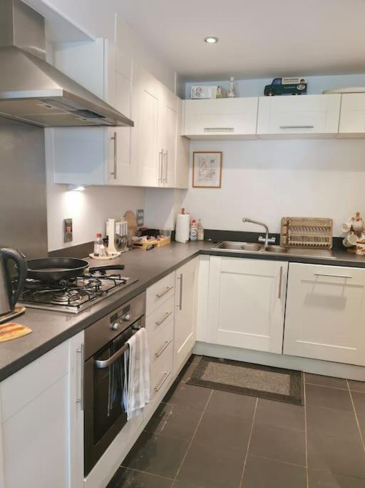 B&B Slough - 3 Bedroom Home Near Windsor Castle, Legoland, & Heathrow - Bed and Breakfast Slough