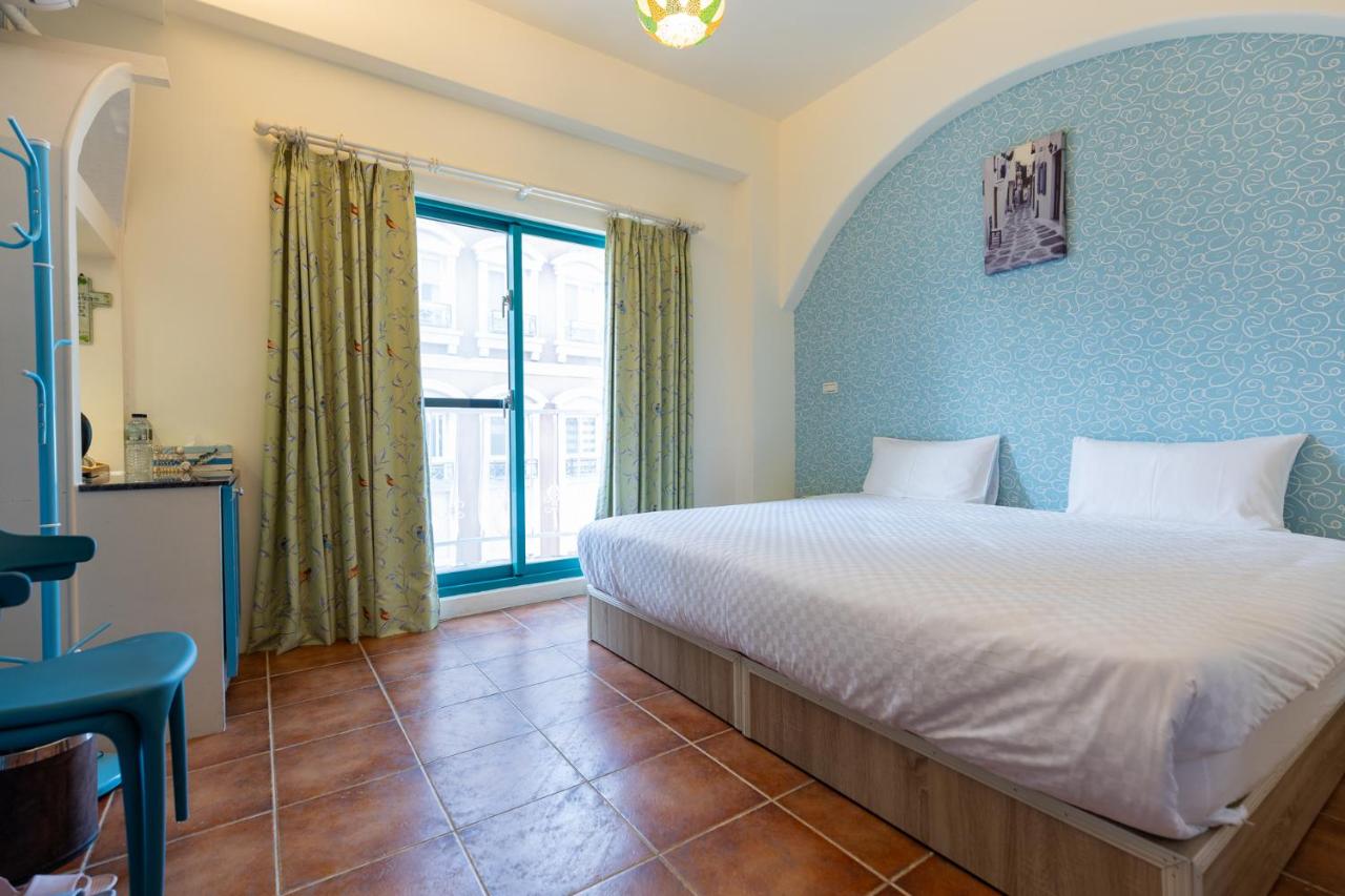 Deluxe Double Room with Side Sea View