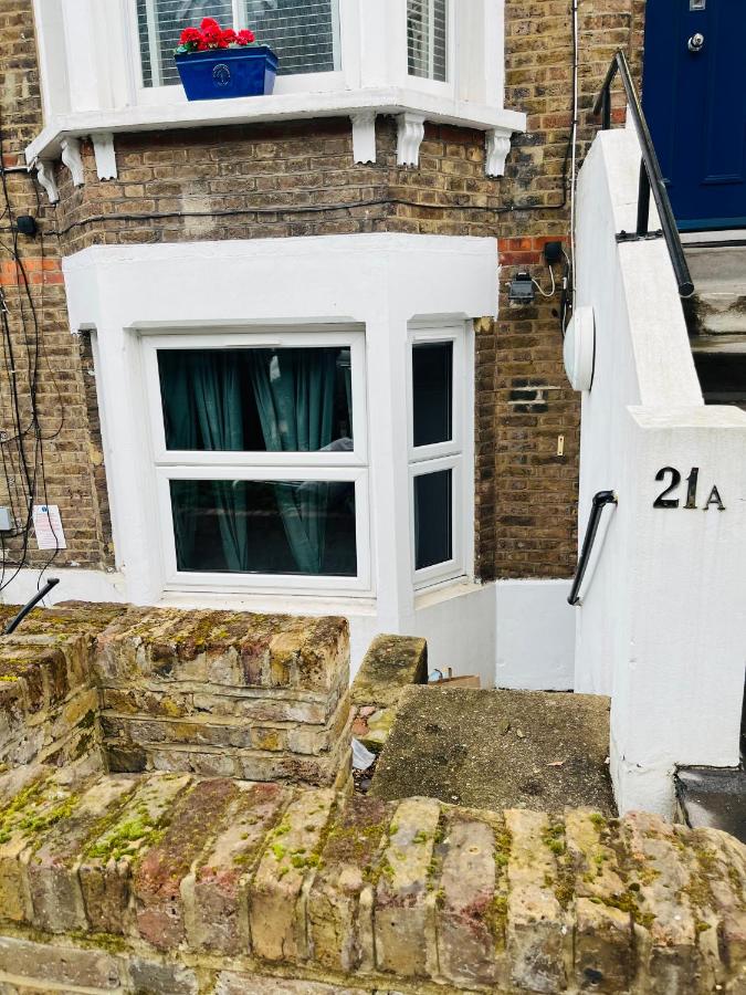 2 bedroom flat with garden - B&B