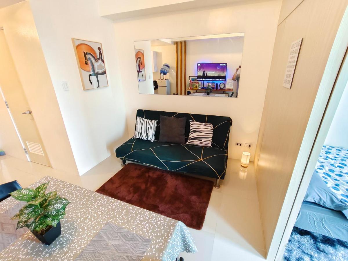 Staycation in Quezon City With Balcony - B&B Manila