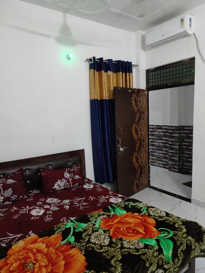 B&B Ayodhya - SHANTI HOME STAY And Restaurant Just 1500 Meter Sri Ram mandir near Ayodhya dham station - Bed and Breakfast Ayodhya