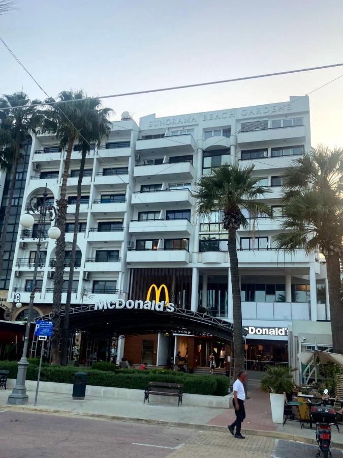 Finikoudes Seaview Vibe 1 Bdr Flat - Bed and Breakfast Larnaca