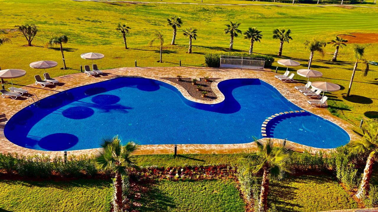 Appartement de Luxe avec Jardin Vue sur la Piscine Golf Securise 24h sur 24 a 5 Minutes de l Aeroport - B&B