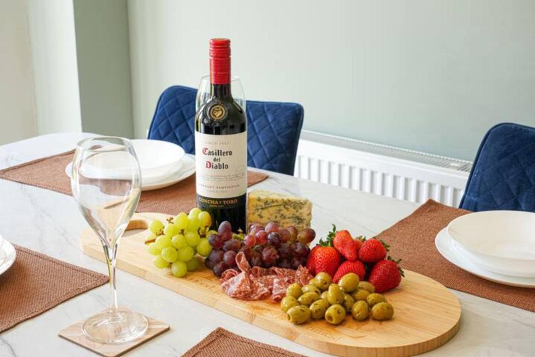 Wavendon Retreat - Sleeps 6 - Driveway Parking, Self-Check-In, Fast Wifi and Smart TV by YOKO PROPERTY - B&B