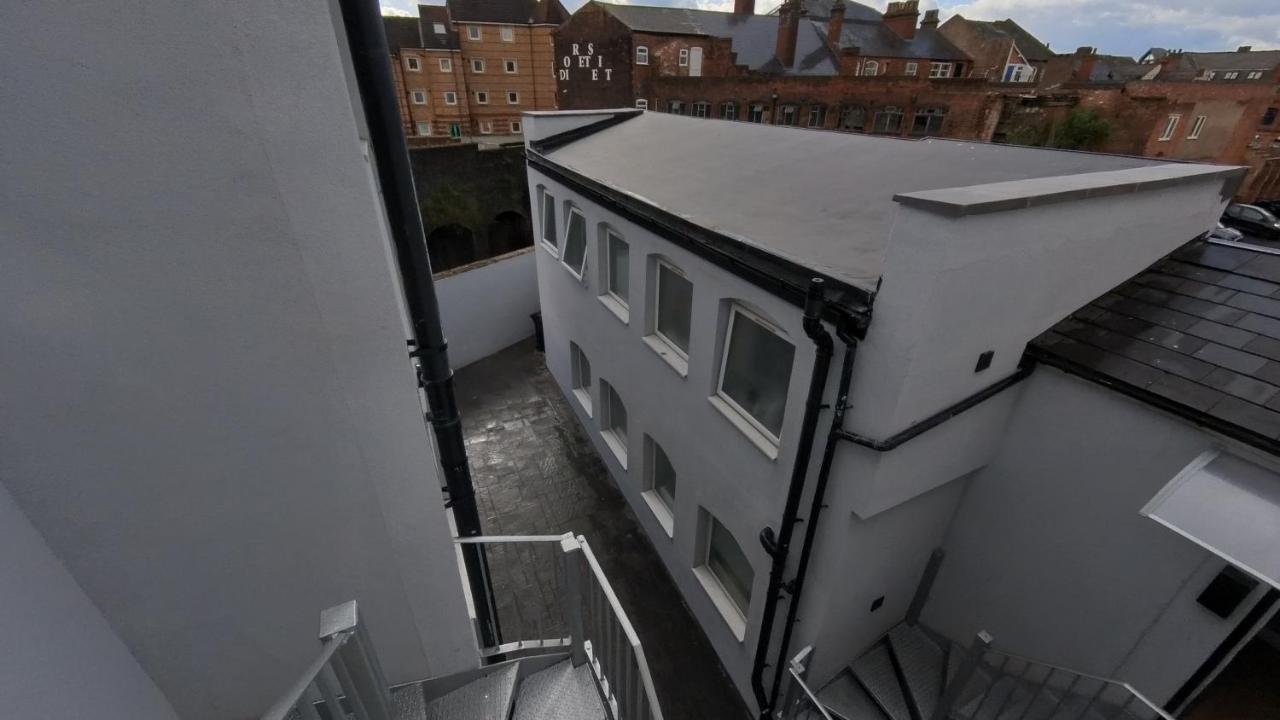 Spacious Central Duplex Apartment with 2 Bathrooms with Free Wi-Fi, Parking and Keyless Access, Sleeps up to 9 - Perfect for Groups - Bed and Breakfast
