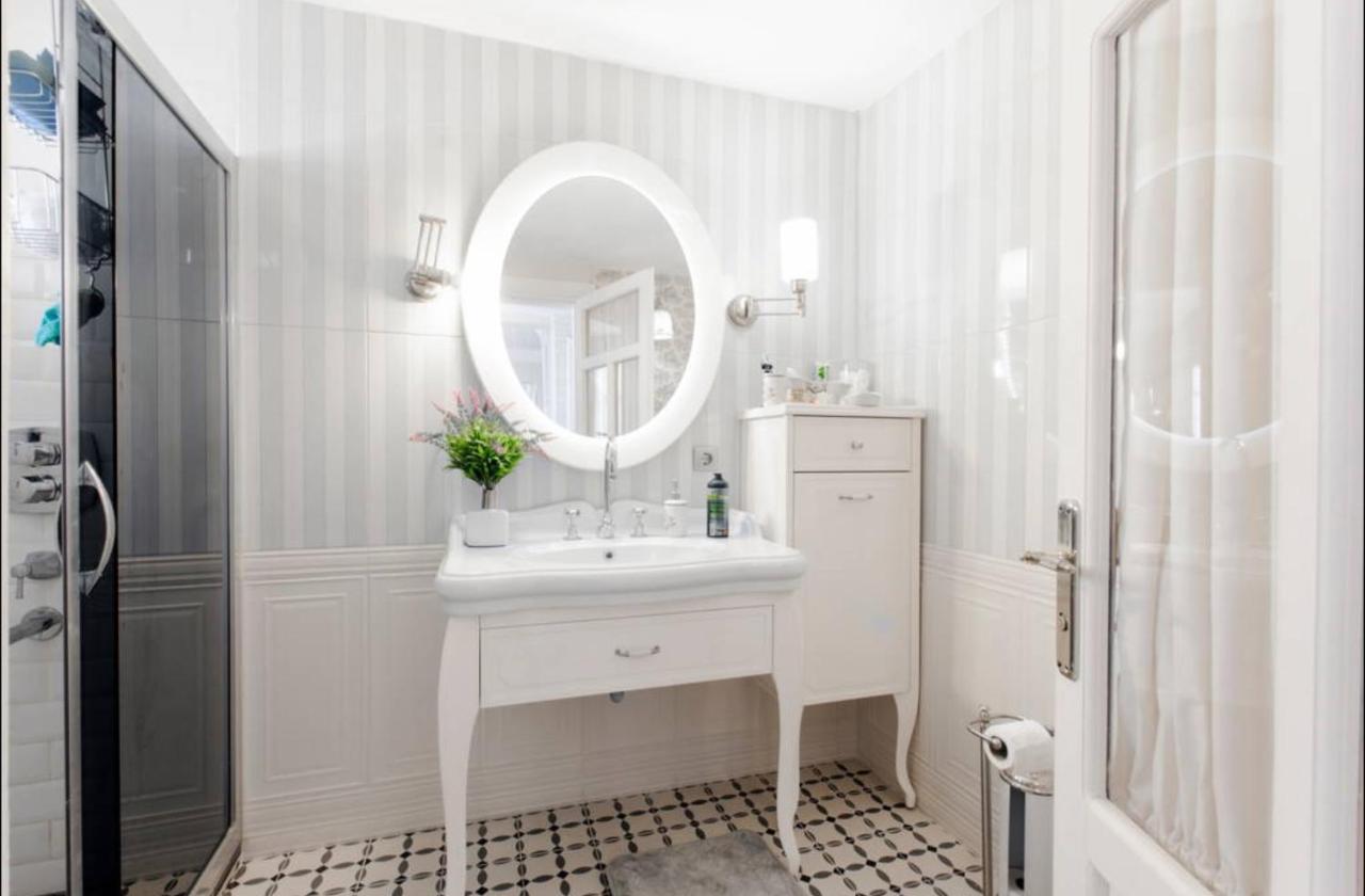 Ödüllü Tarihi Rum Evi Teraslı - B&B Konak