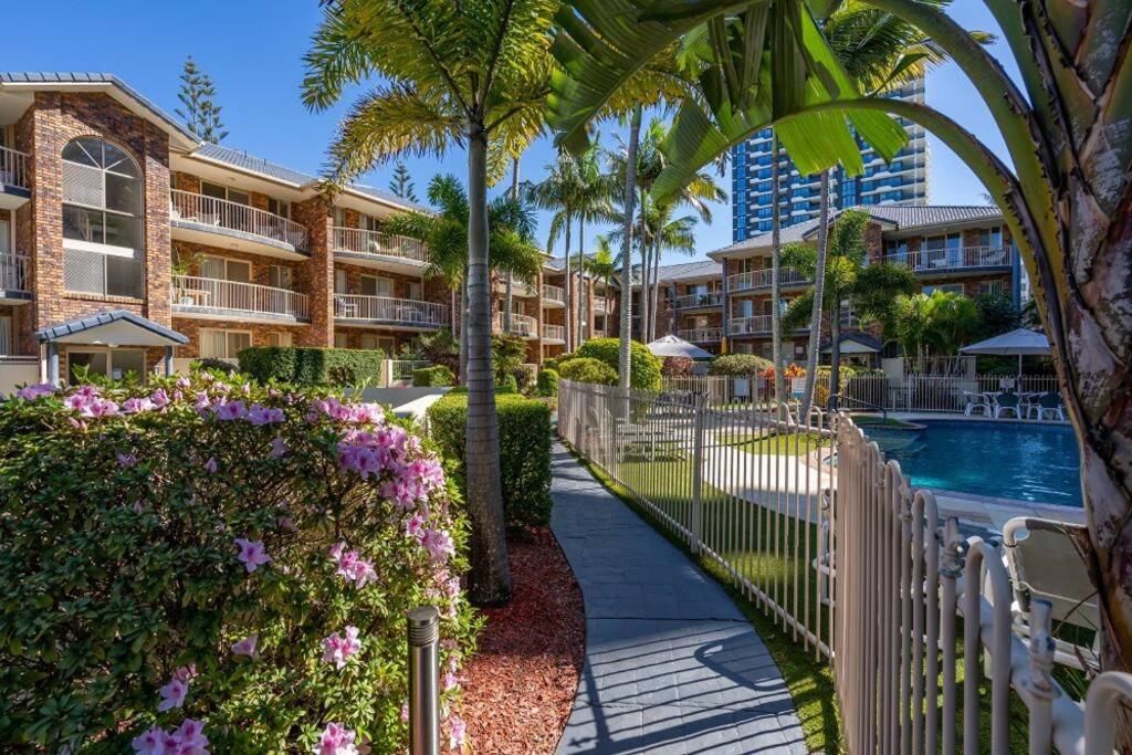 Burleigh Beach Apartment - Self Catering - B&B