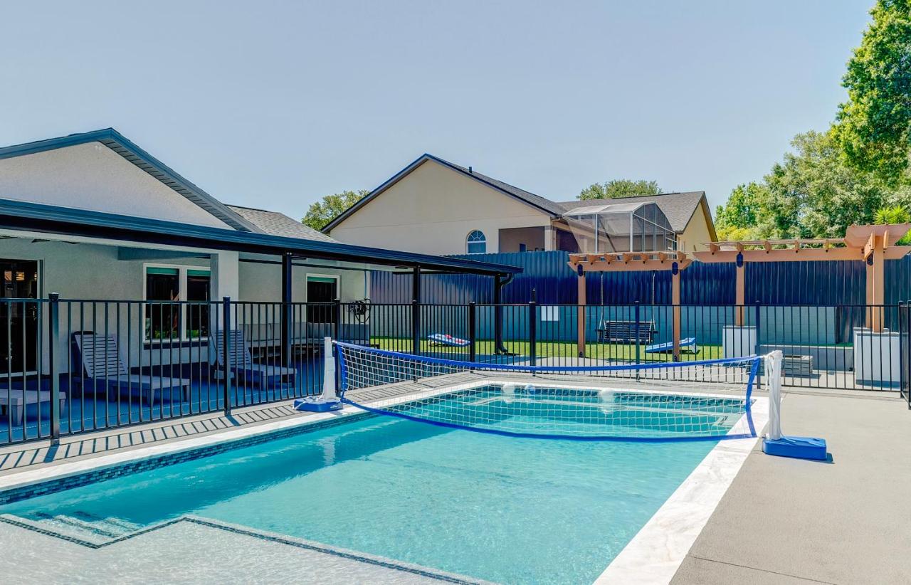 B&B Minneola - New Resort Style Oasis ~ LED Pool & Game Room - Bed and Breakfast Minneola