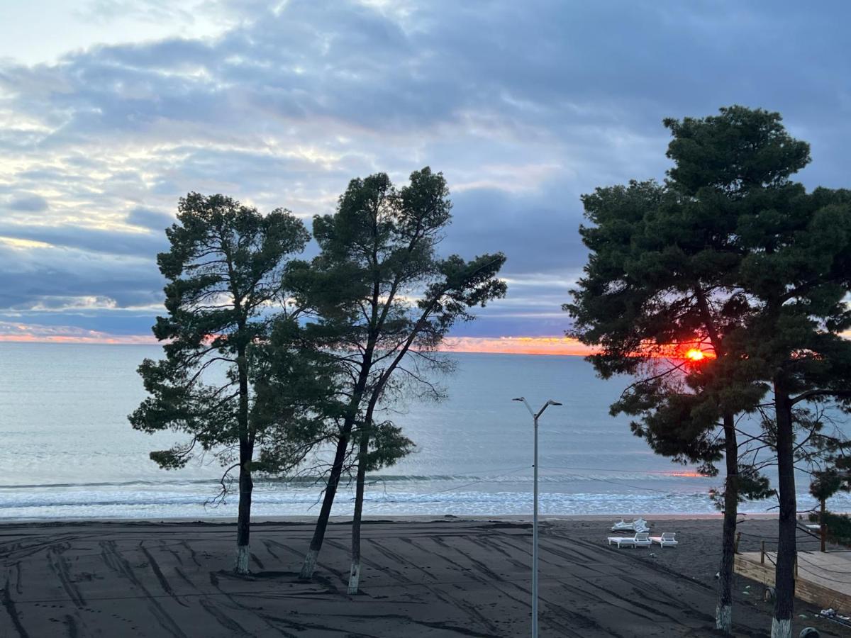 Andrras Beach House Beachfront Apartment with Sea View - B&B Shëngjin