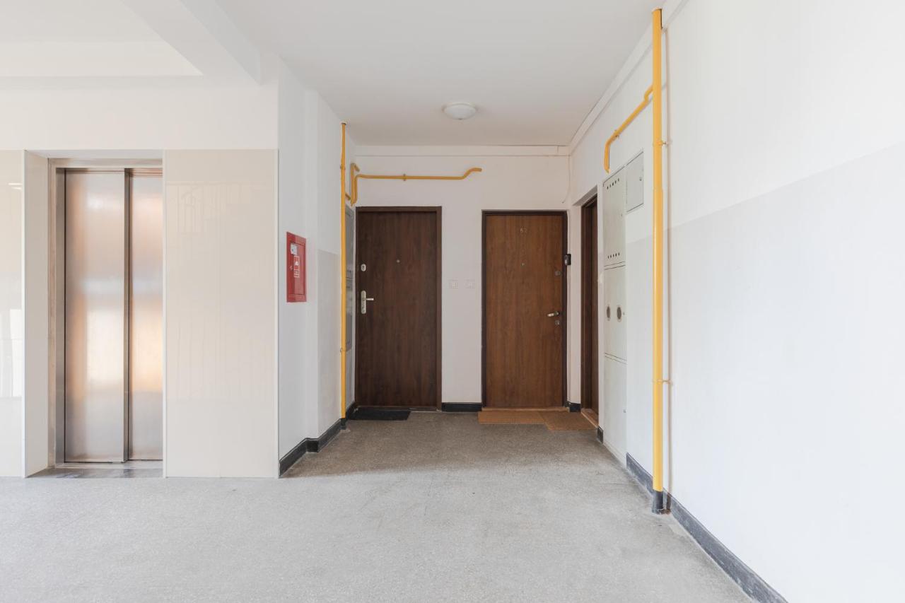 SuperApart Saska 48a, Sleek 6th-Floor Studio with Balcony & Elevator Access - B&B