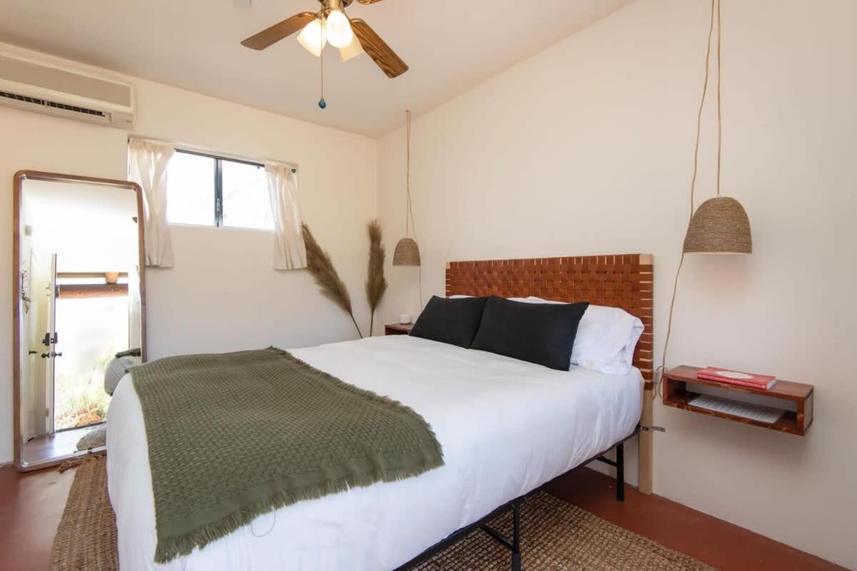 B&B Joshua Tree - Renovated Lodge - Room 3 with pool access - Bed and Breakfast Joshua Tree