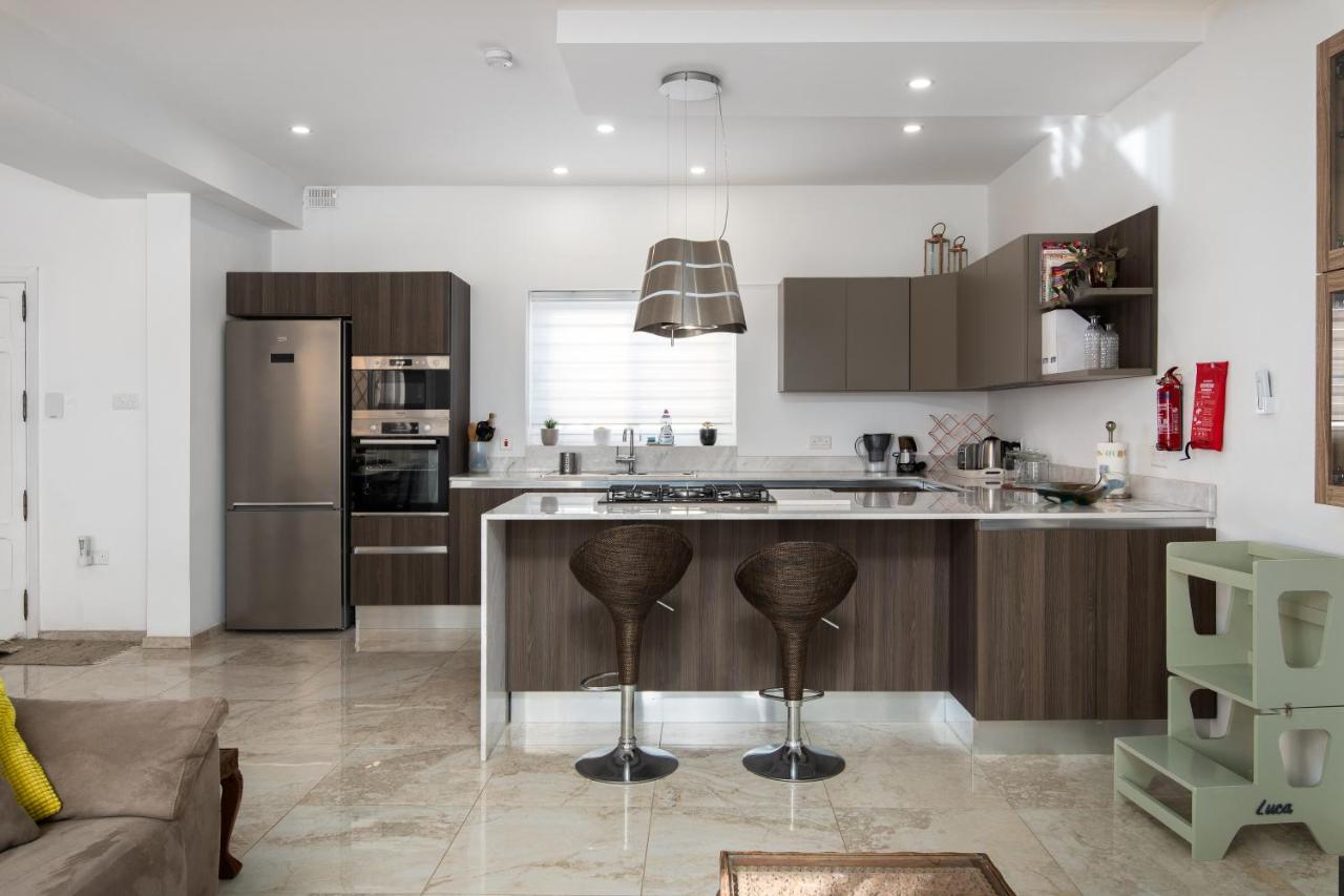 Family-Friendly Spacious Townhouse with Garden - Close to Airport - B&B Gudja