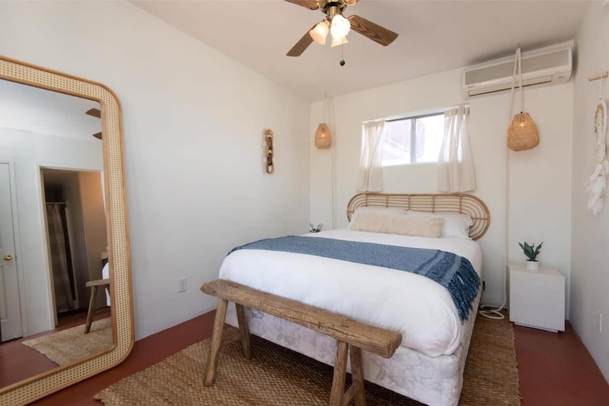 Renovated Lodge - Room 2 with pool access - B&B Joshua Tree