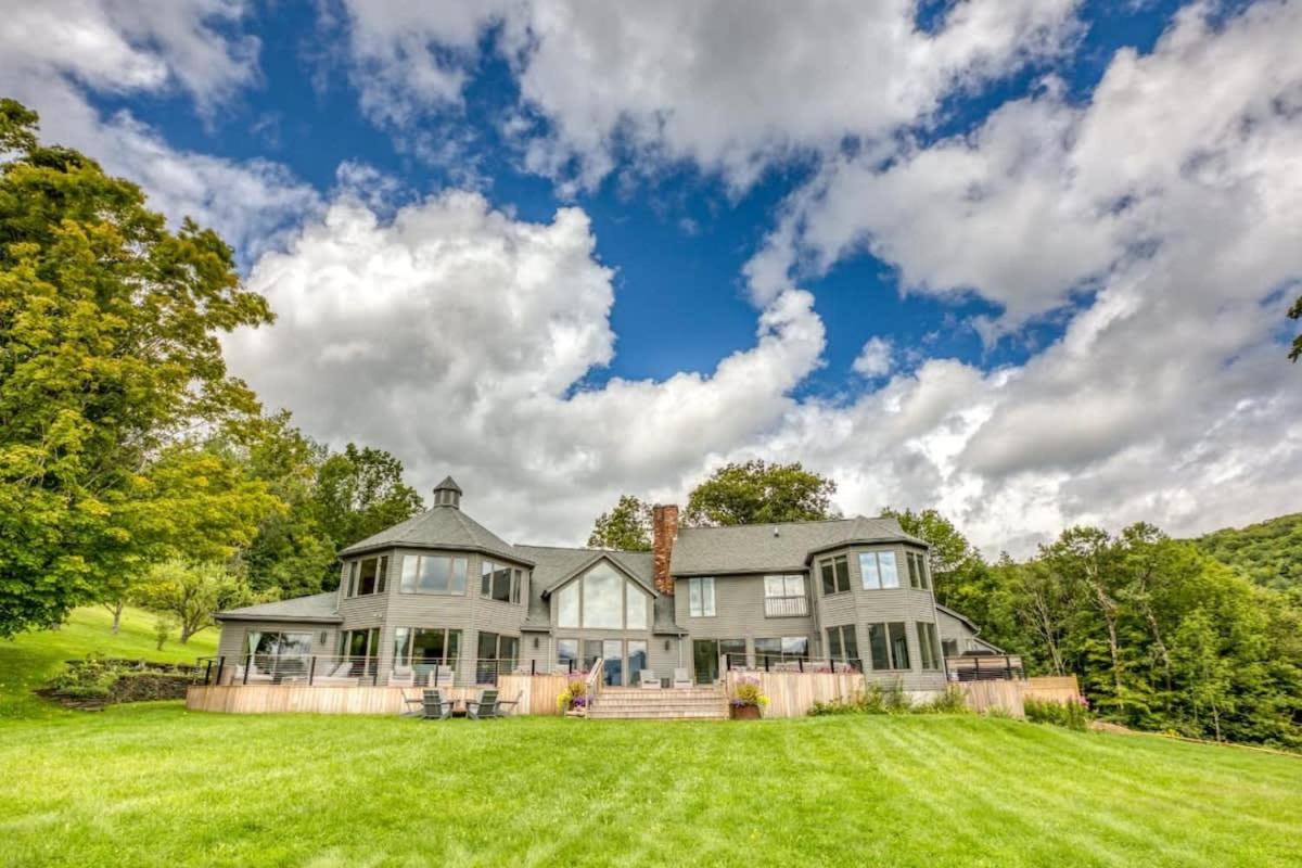Berkshire Vacation Rentals: The Brookman: Renovated 6000 SF Estate On 40 Acres - Ferienwohnung Williamstown (Massachusetts)