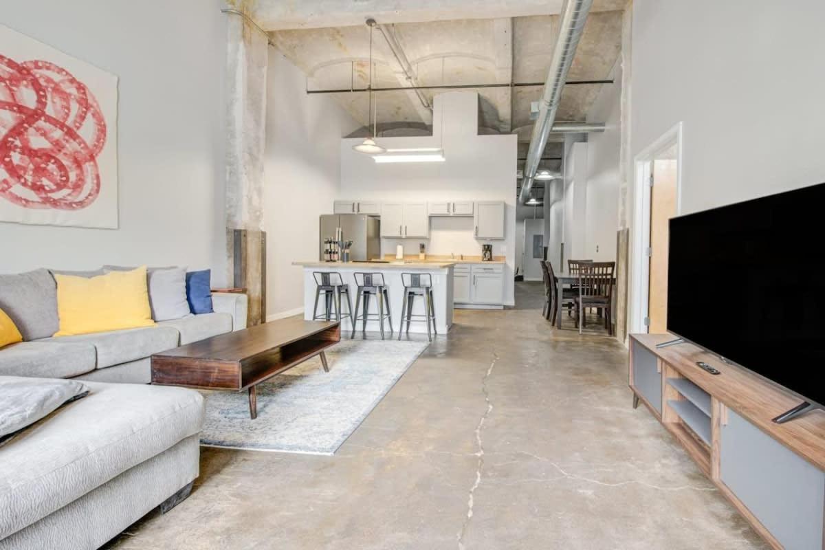 3BR Luxury Historic Loft with Gym by ENVITAE - Ferienwohnung Kansas City