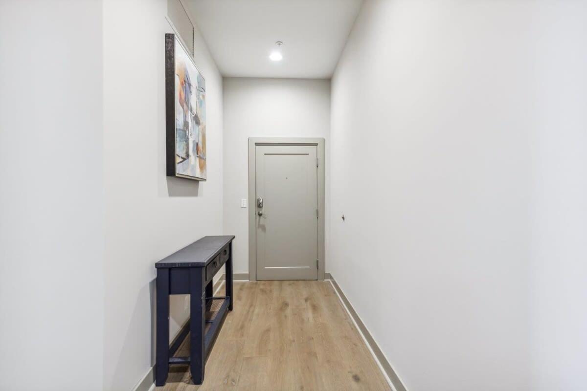 2BR Luxury Apartment Rooftop Pool & Gym - B&B