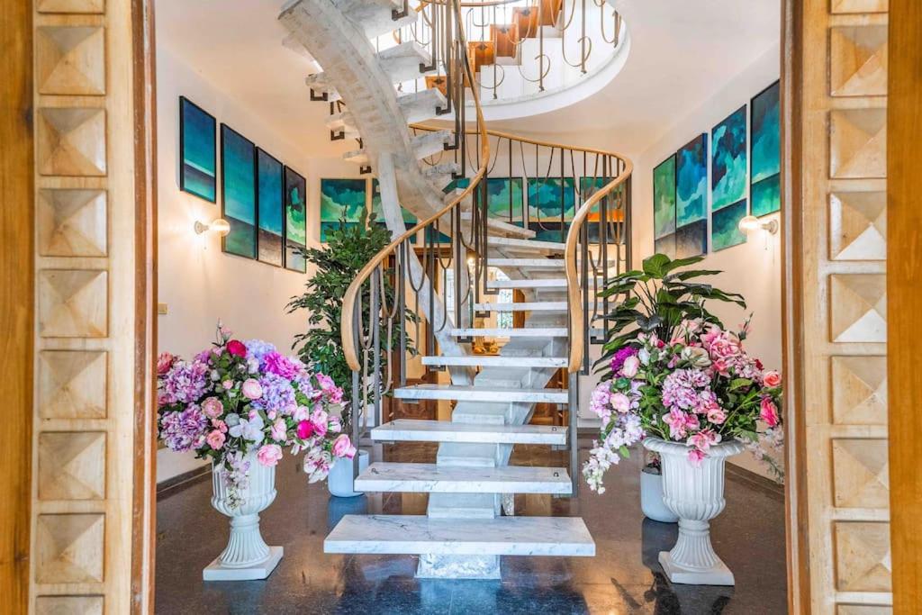 Majestic Villa in Hills of Florence with Gardens Gym Jacuzzi and Sauna - Chambres d'hôtes Fiesole