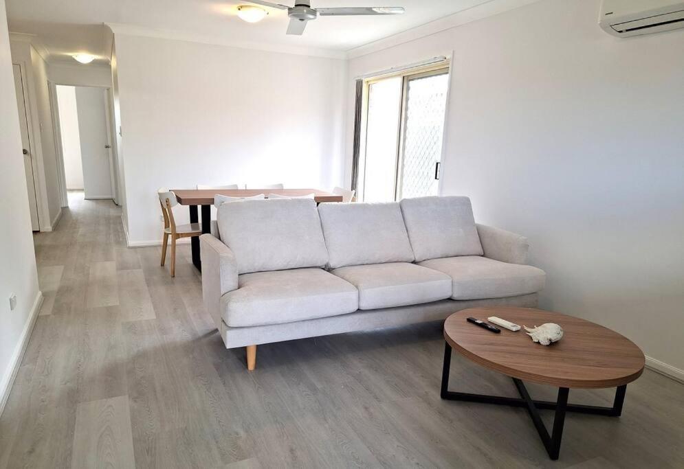 B&B Gold Coast - Coombabah 3 bedroom duplex - Bed and Breakfast Gold Coast