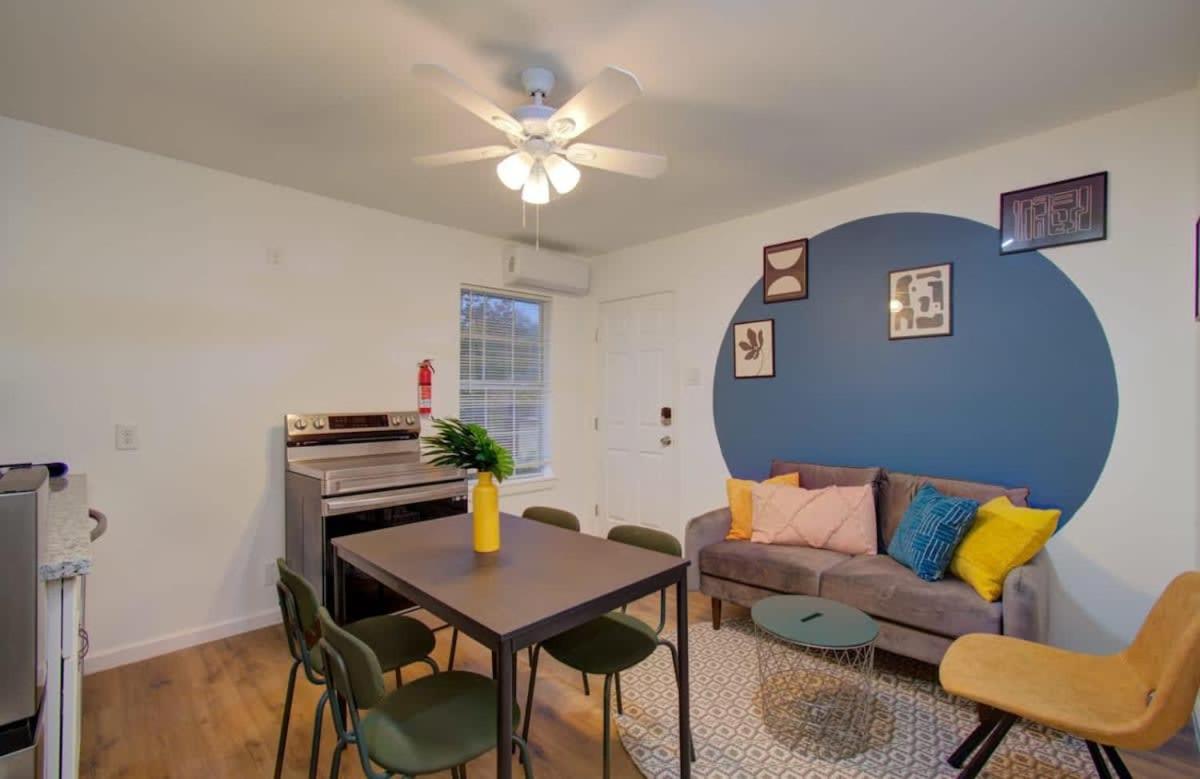 B&B Houston - Heart of Houston - 2-BD 1-BA w Kids Playground - Bed and Breakfast Houston