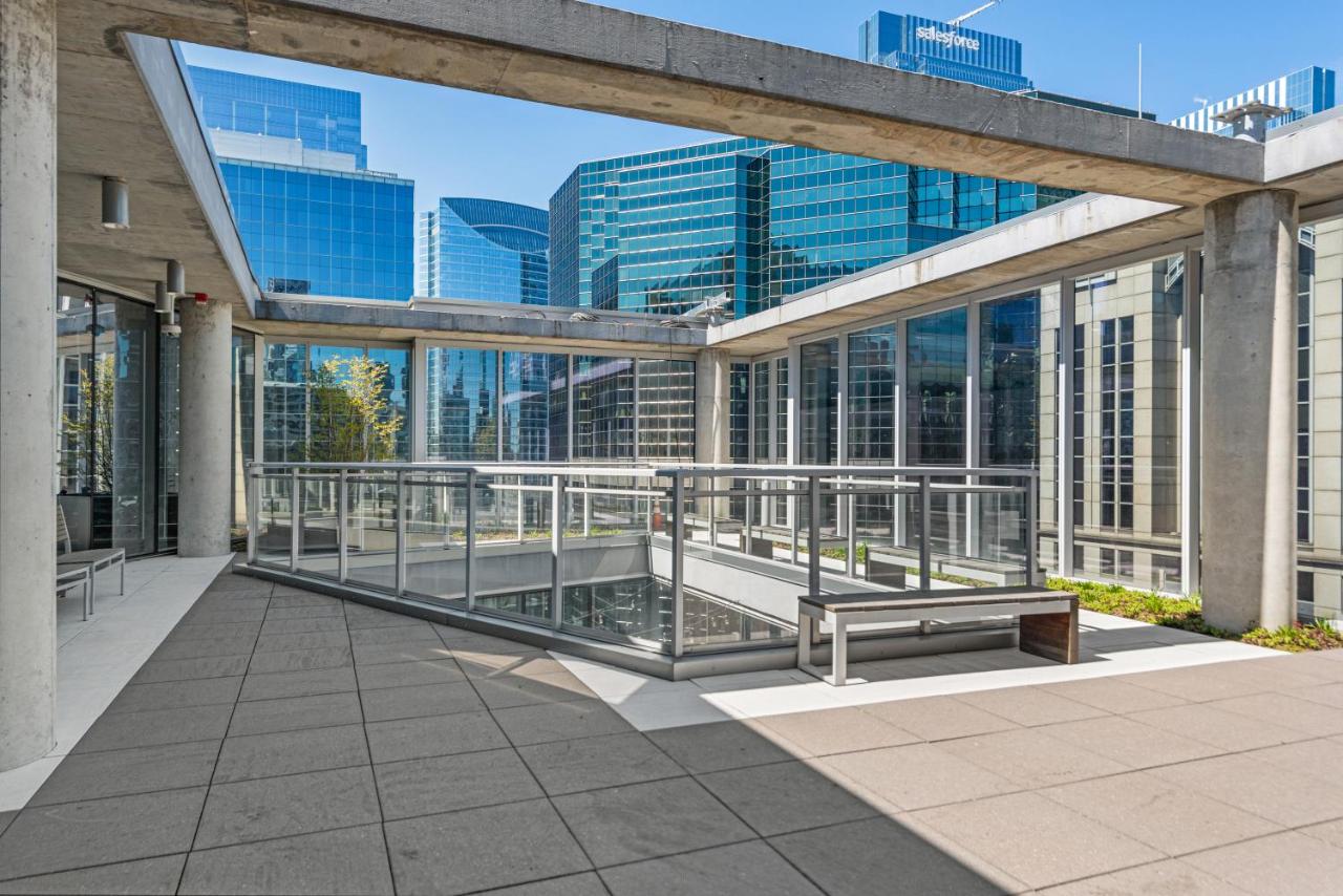 Linea Luxury Living with Indoor Pool and Rooftop Views in The Loop - B&B Chicago