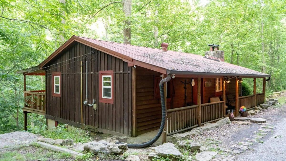 B&B Smithville - Secluded Cabin Living in this 3 Bedroom 1 Bath Cabin - Bed and Breakfast Smithville