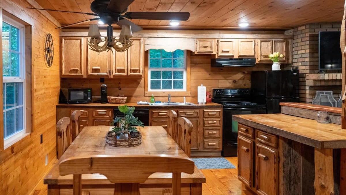 Secluded 3BR 1BA Cabin for Cozy Living - B&B
