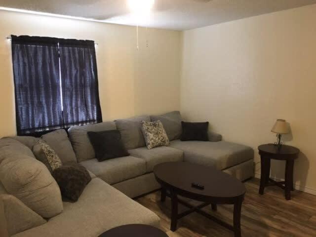 Upstairs 1-Bedroom Apartment Near Fort Sill! - B&B