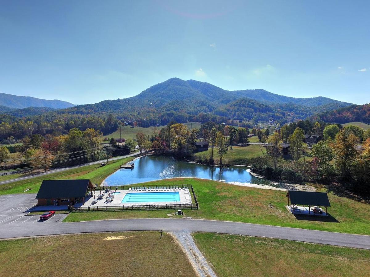 Updated, 6 Bedroom Family Cabin with Creek Views!! - B&B