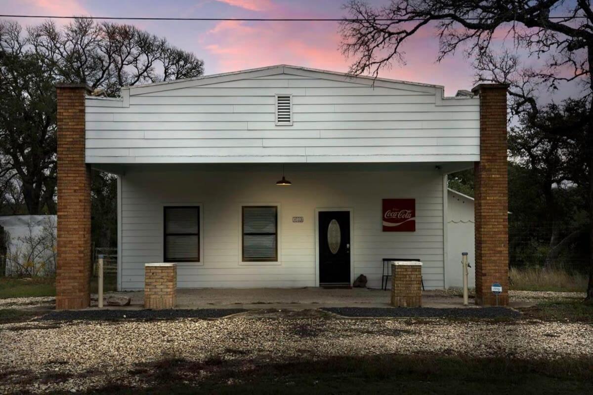 RelaxStation Gas Station Home plus hot tub - Ferienwohnung Fredericksburg