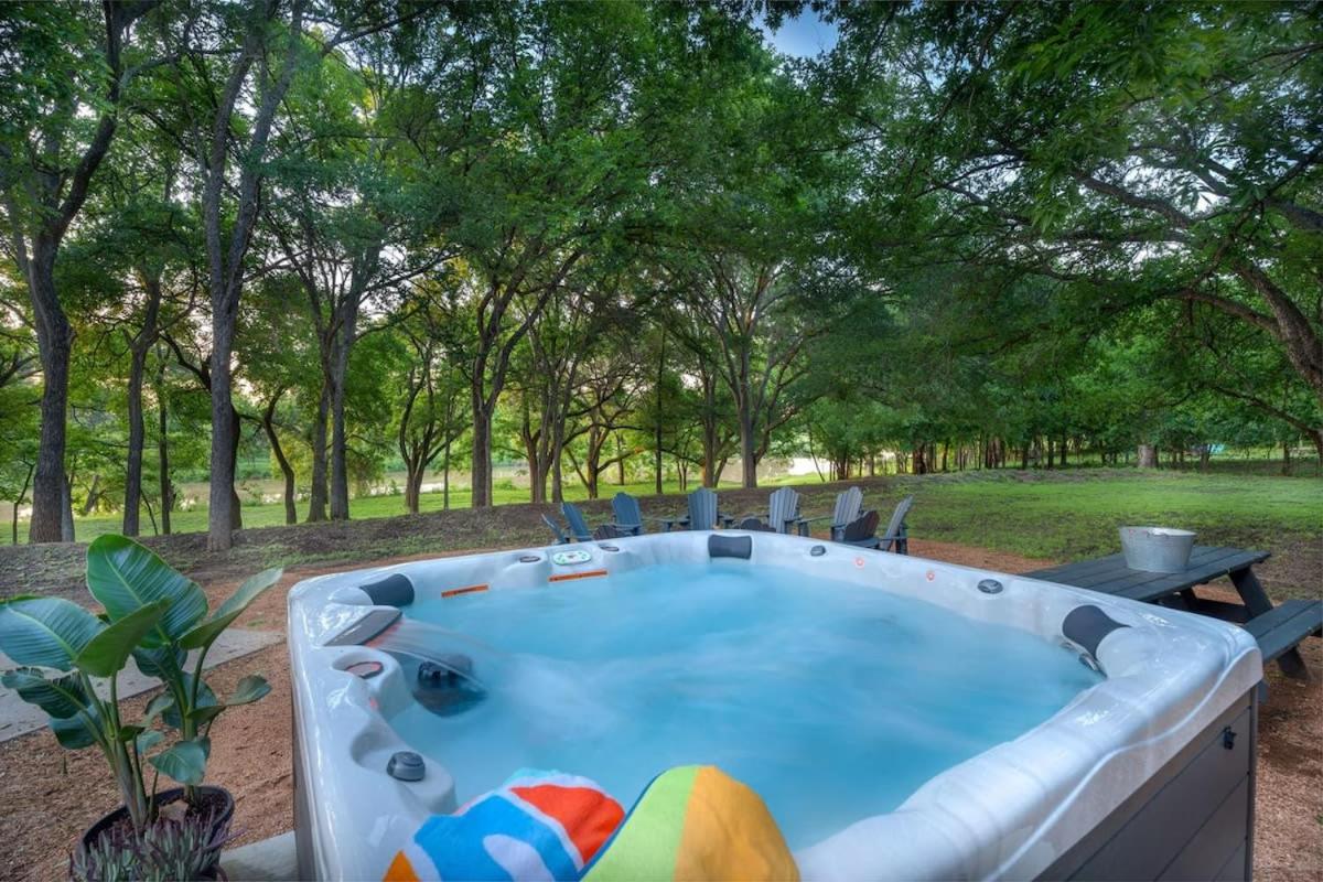 Rio Ranchito, Hot tub, Riverfront, Fire pit! - B&B Stonewall