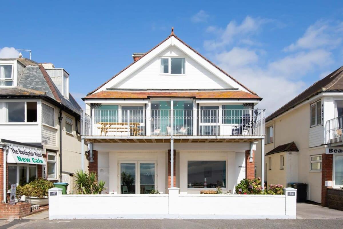 Beautiful Beachfront House wth Balcony & Sea Views - B&B