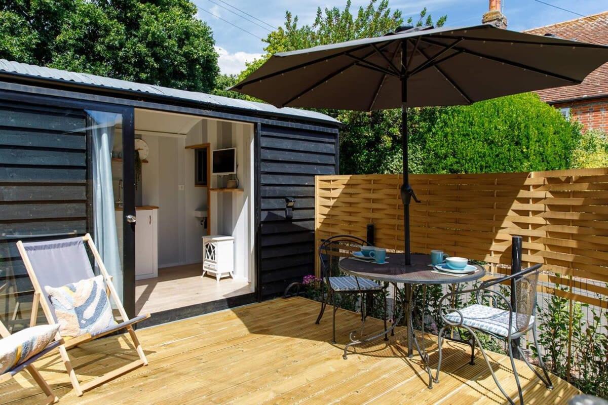 B&B West Wittering - Gorgeous Shepherds Hut - Walk to Beach & Pub - Bed and Breakfast West Wittering