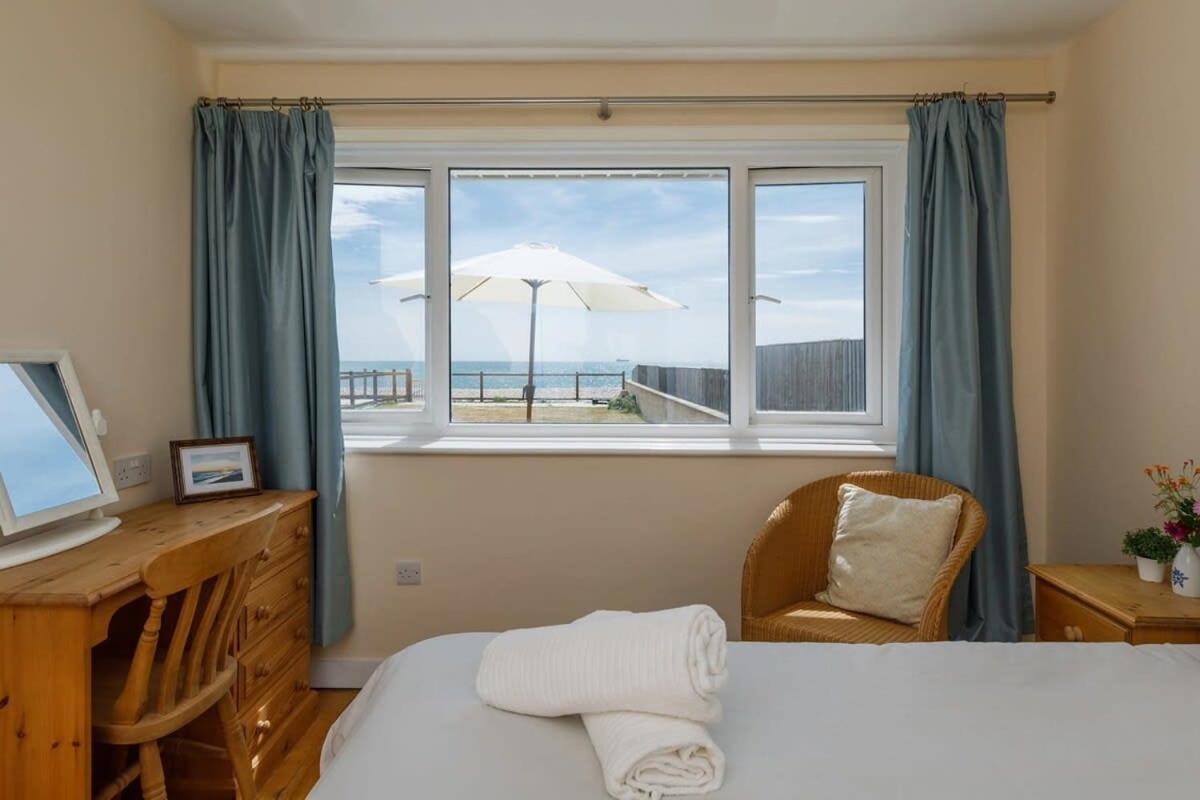 B&B Chichester - Sunny seafront chalet - sleeps 6 - Bed and Breakfast Chichester