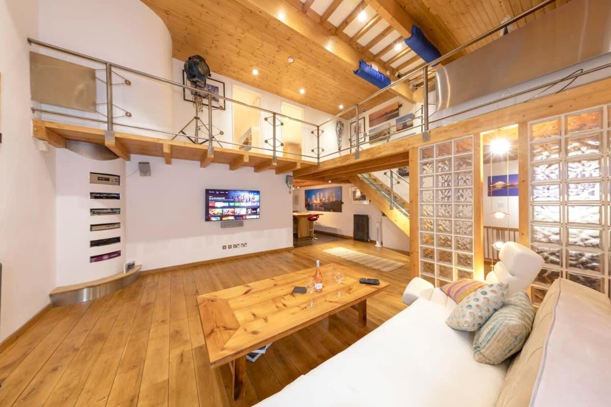 Stylist Split Level 2 Bed with Parking - Chambres d’hôtes