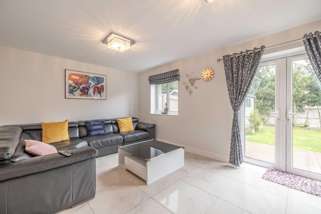 3 Bed Home, Driveway Parking - Ferienwohnung