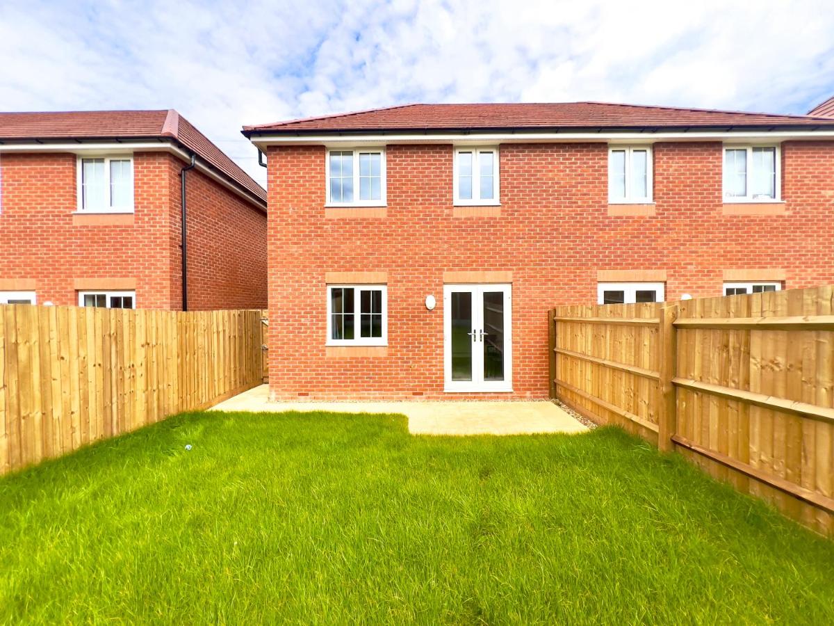 Brand New 3 BEDROOM HOUSE WITH GARDEN AND FREE PARKING - Bed and Breakfast