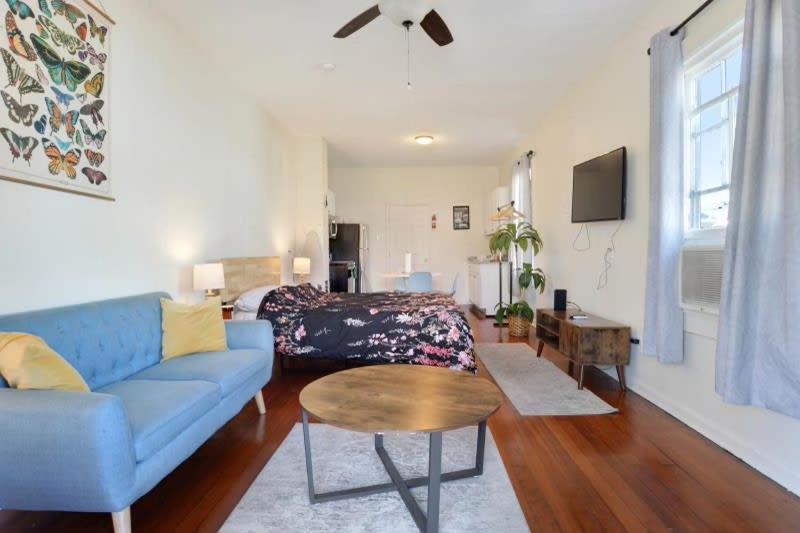 Fabulous Franklin studio steps from St Claude Ave - Ferienwohnung