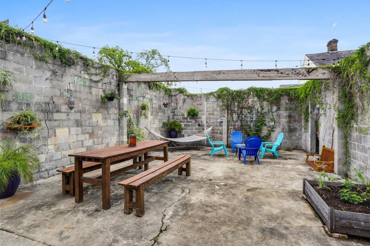 Urban 3 bedroom Local Art Filled Frenchman Oasis - Bed and Breakfast