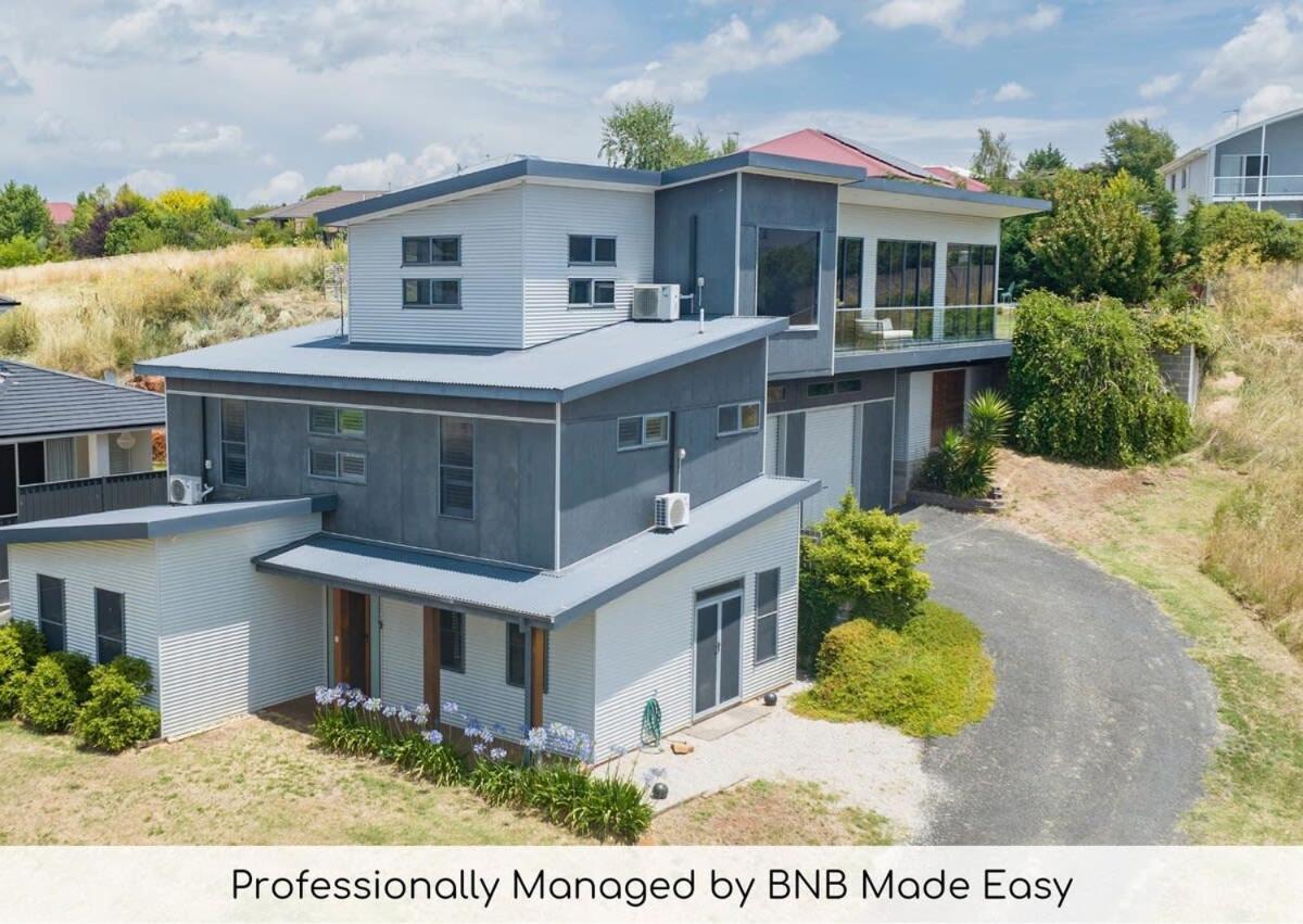 B&B Orange  (State of New South Wales) - The Entertainer - 5 Bed 5 Bath, 3 Storey Retreat - Bed and Breakfast Orange  (State of New South Wales)